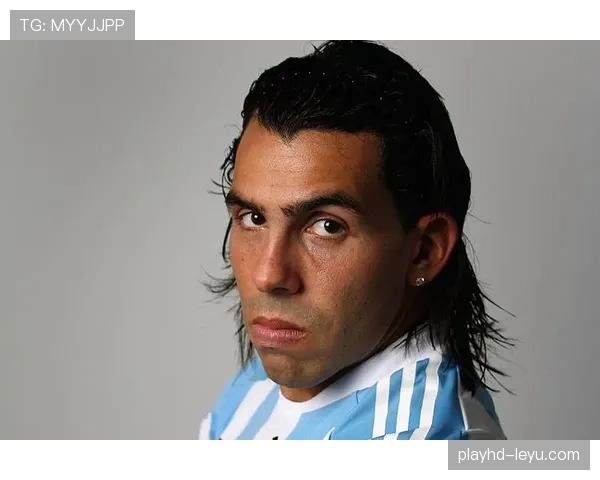 Rodri在中场表现稳健，展现卓越抢断与拦截技巧，为球队攻防转换提供支持