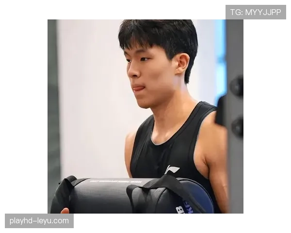 杨瀚森赛后居然穿运动鞋逛奢侈品店，这画风谁看得懂？