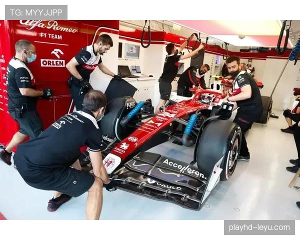 周冠宇家的车库比我家还小，但里面停的车比我一辈子赚的还贵